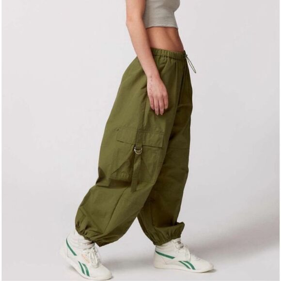 SOLD! Urban Outfitters Jana Nylon Balloon High-Rise Cargo Pant M Green - Picture 2 of 13